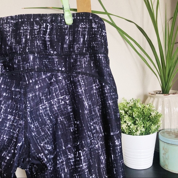 Patterned Athletic 3/4 Leggings - Picture 4 of 10